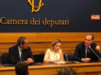 Giorgia Meloni fa campagna acquisti. Menia lascia Salvini per FdI