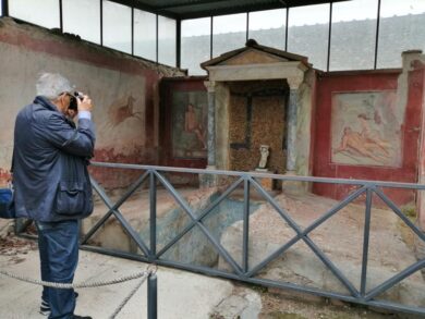 In un set fotografico alcune icone di storia e della cultura della Campania