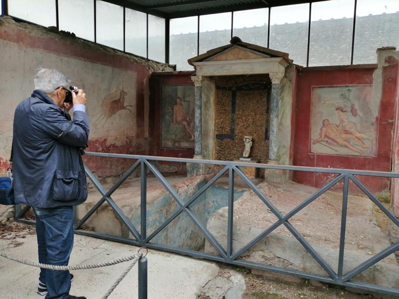 In un set fotografico alcune icone di storia e della cultura della Campania In un set fotografico alcune icone di storia e della cultura della Campania