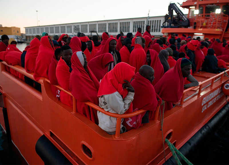 Migranti: rimorchiatore con 60 a bordo diretto a Pozzallo Migranti: rimorchiatore con 60 a bordo diretto a Pozzallo