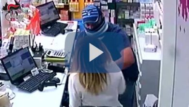 Farmacie come bancomat, due rapine in dieci minuti: arrestato 50enne