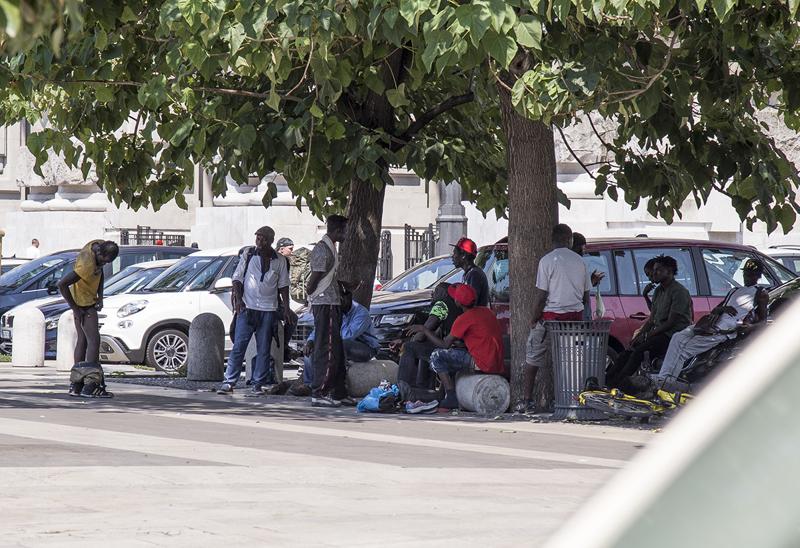 In casa 17 migranti in mezzo sporcizia, proprietario indagato In casa 17 migranti in mezzo sporcizia, proprietario indagato