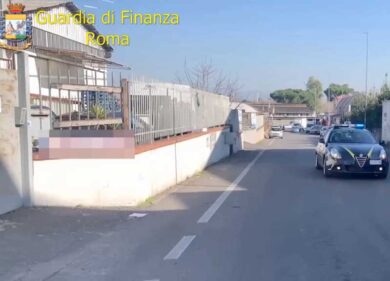 Migliaia di Converse tarocche. Blitz della Finanza nei magazzini cinesi