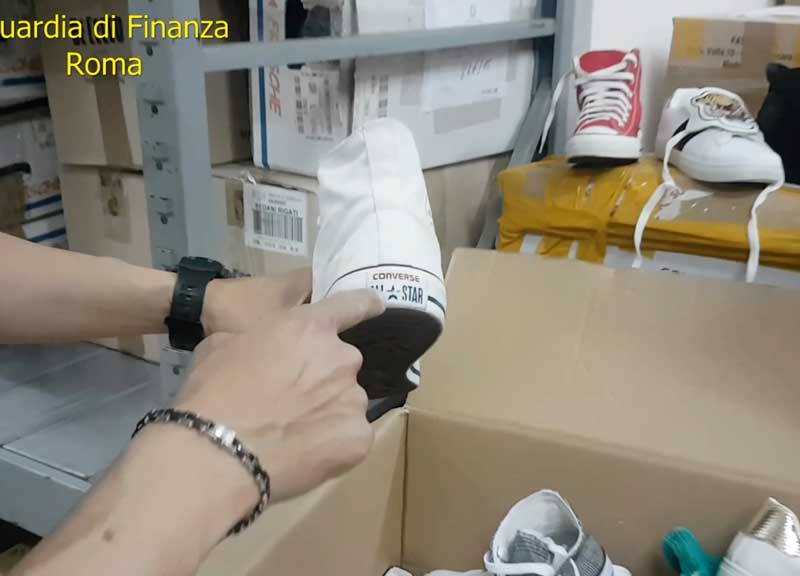 Migliaia di Converse tarocche. Blitz della Finanza nei magazzini cinesi Migliaia di Converse tarocche. Blitz della Finanza nei magazzini cinesi