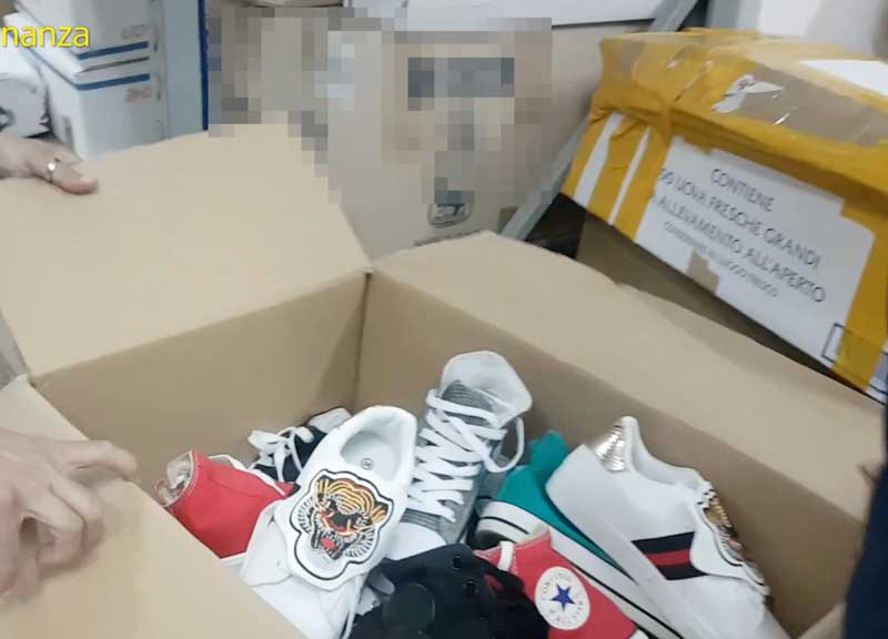 Migliaia di Converse tarocche. Blitz della Finanza nei magazzini cinesi Migliaia di Converse tarocche. Blitz della Finanza nei magazzini cinesi