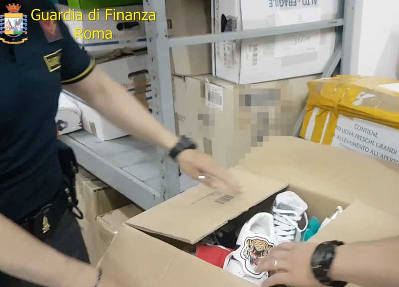 Migliaia di Converse tarocche. Blitz della Finanza nei magazzini cinesi Migliaia di Converse tarocche. Blitz della Finanza nei magazzini cinesi