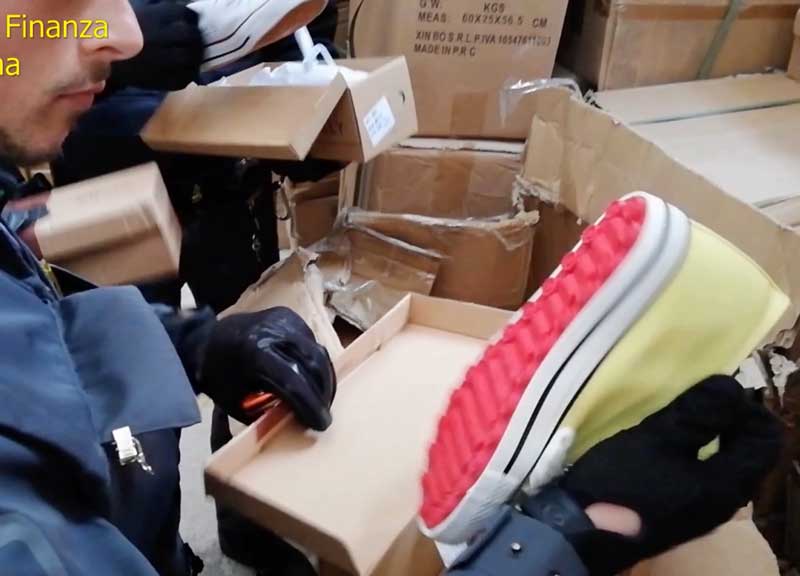 Migliaia di Converse tarocche. Blitz della Finanza nei magazzini cinesi Migliaia di Converse tarocche. Blitz della Finanza nei magazzini cinesi