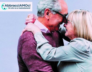 “AbbracciAMOci”: la campagna di Korian contro la violenza sugli anziani