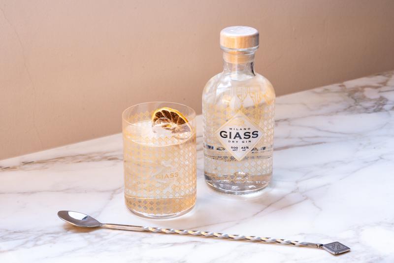 GIASS il gin milanese consegnato a domicilio con Deliveroo e Kampaay GIASS il gin milanese consegnato a domicilio con Deliveroo e Kampaay