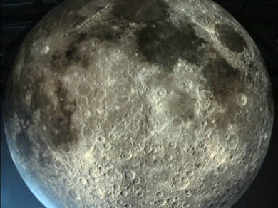 Con Museum of the Moon dal 15/6 alla Piscina Cozzi si nuota al chiaro di luna