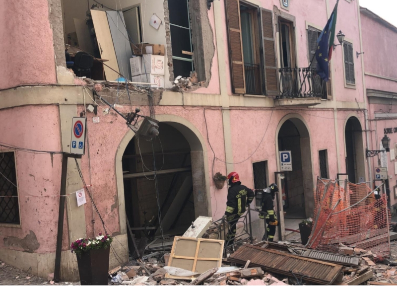 Rocca di Papa, esplosione nel palazzo del Comune: 16 feriti. Grave il sindaco Rocca di Papa, esplosione nel palazzo del Comune: 16 feriti. Grave il sindaco
