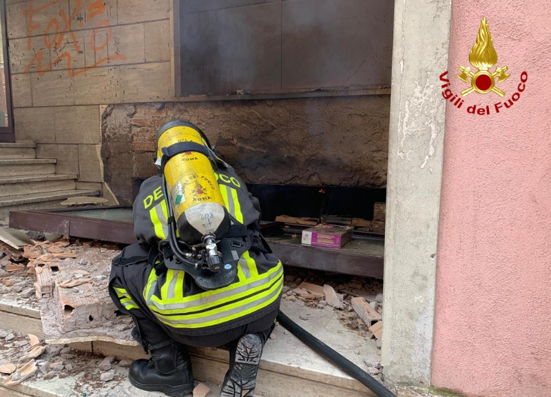 Rocca di Papa, esplosione nel palazzo del Comune: 16 feriti. Grave il sindaco Rocca di Papa, esplosione nel palazzo del Comune: 16 feriti. Grave il sindaco