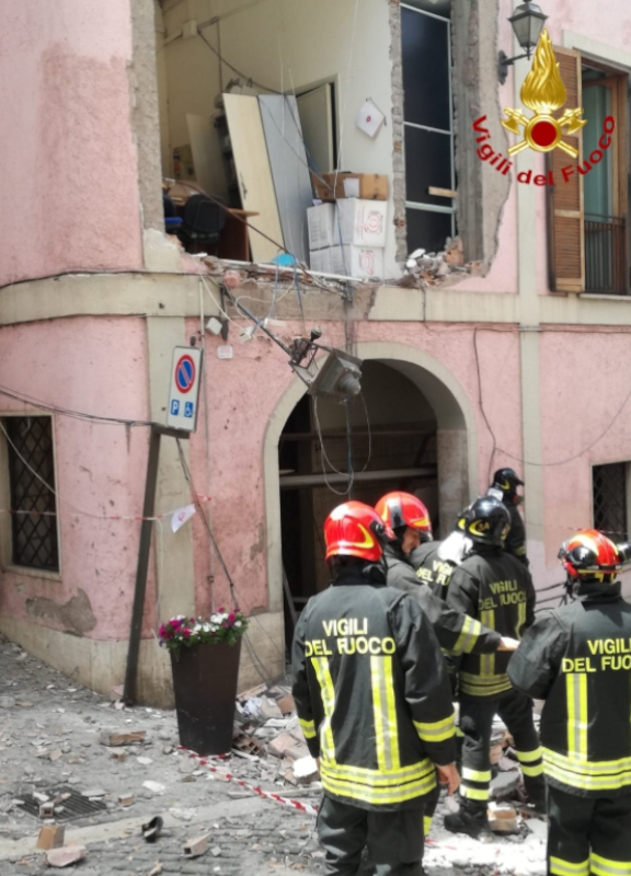 Rocca di Papa, esplosione nel palazzo del Comune: 16 feriti. Grave il sindaco Rocca di Papa, esplosione nel palazzo del Comune: 16 feriti. Grave il sindaco