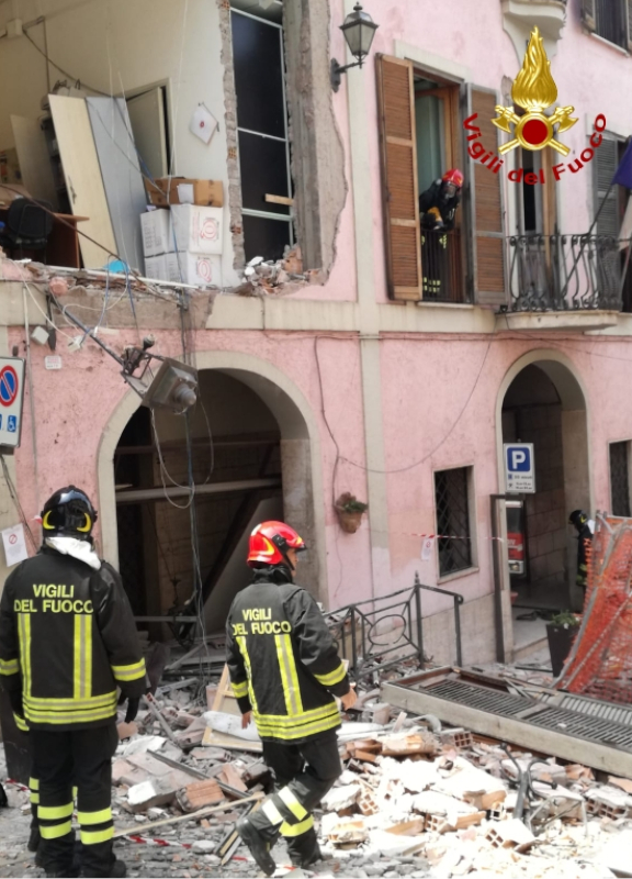 Rocca di Papa, esplosione nel palazzo del Comune: 16 feriti. Grave il sindaco Rocca di Papa, esplosione nel palazzo del Comune: 16 feriti. Grave il sindaco