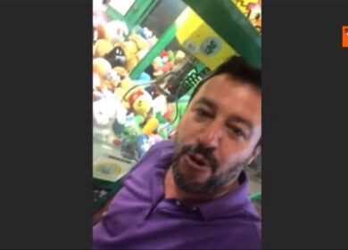 Salvini non riesce a ‘prendere’ il pupazzo nella claw crane