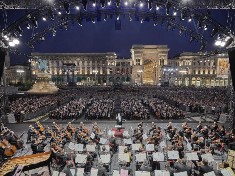 Oltre 20.000 persone in Piazza Duomo per la Filarmonica diretta da Chailly Oltre 20.000 persone in Piazza Duomo per la Filarmonica diretta da Chailly