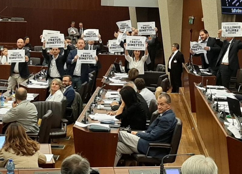 Regione, protesta M5S: “Fratus dimettiti da sindaco di Legnano” Regione, protesta M5S: “Fratus dimettiti da sindaco di Legnano”
