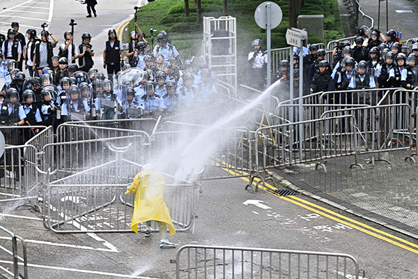 Cina, scoppia la rivolta a Hong Kong. La polizia carica. Tonfo della Borsa Cina, scoppia la rivolta a Hong Kong. La polizia carica. Tonfo della Borsa