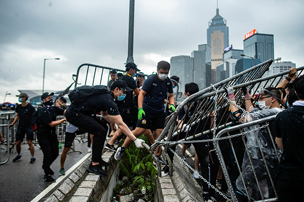 Cina, scoppia la rivolta a Hong Kong. La polizia carica. Tonfo della Borsa Cina, scoppia la rivolta a Hong Kong. La polizia carica. Tonfo della Borsa