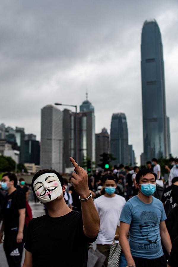 Cina, scoppia la rivolta a Hong Kong. La polizia carica. Tonfo della Borsa Cina, scoppia la rivolta a Hong Kong. La polizia carica. Tonfo della Borsa