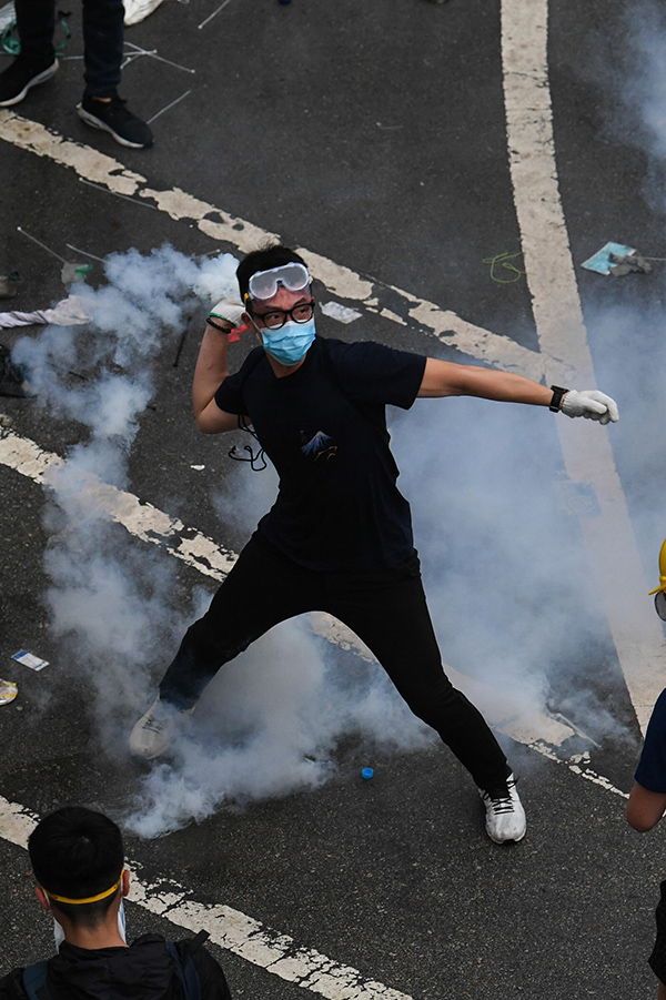 Cina, scoppia la rivolta a Hong Kong. La polizia carica. Tonfo della Borsa Cina, scoppia la rivolta a Hong Kong. La polizia carica. Tonfo della Borsa
