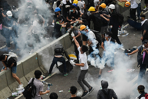 Cina, scoppia la rivolta a Hong Kong. La polizia carica. Tonfo della Borsa Cina, scoppia la rivolta a Hong Kong. La polizia carica. Tonfo della Borsa