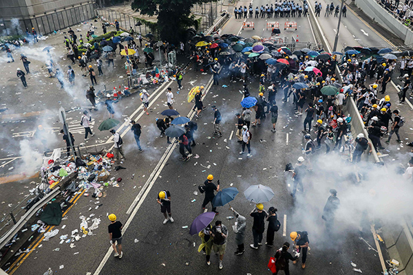Cina, scoppia la rivolta a Hong Kong. La polizia carica. Tonfo della Borsa Cina, scoppia la rivolta a Hong Kong. La polizia carica. Tonfo della Borsa