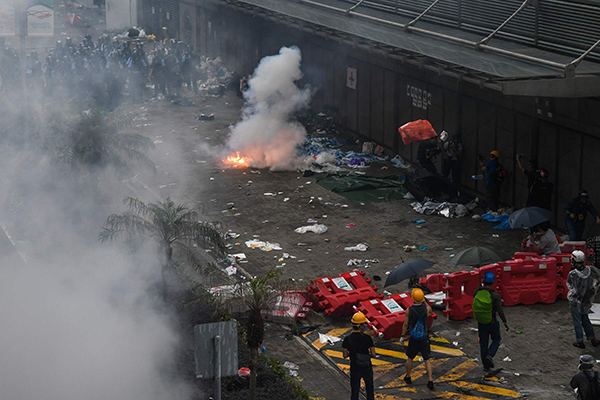 Cina, scoppia la rivolta a Hong Kong. La polizia carica. Tonfo della Borsa Cina, scoppia la rivolta a Hong Kong. La polizia carica. Tonfo della Borsa