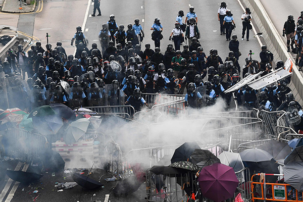 Cina, scoppia la rivolta a Hong Kong. La polizia carica. Tonfo della Borsa Cina, scoppia la rivolta a Hong Kong. La polizia carica. Tonfo della Borsa