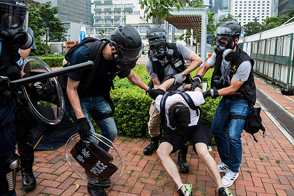 Cina, scoppia la rivolta a Hong Kong. La polizia carica. Tonfo della Borsa Cina, scoppia la rivolta a Hong Kong. La polizia carica. Tonfo della Borsa