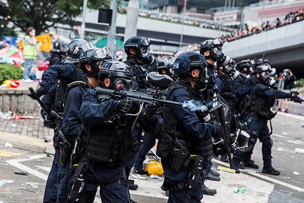 Cina, scoppia la rivolta a Hong Kong. La polizia carica. Tonfo della Borsa Cina, scoppia la rivolta a Hong Kong. La polizia carica. Tonfo della Borsa