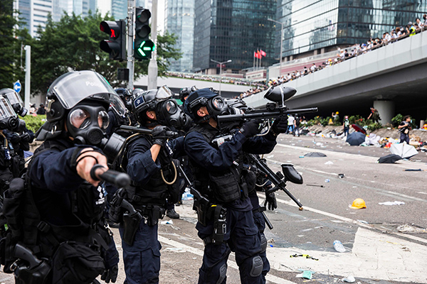 Cina, scoppia la rivolta a Hong Kong. La polizia carica. Tonfo della Borsa Cina, scoppia la rivolta a Hong Kong. La polizia carica. Tonfo della Borsa