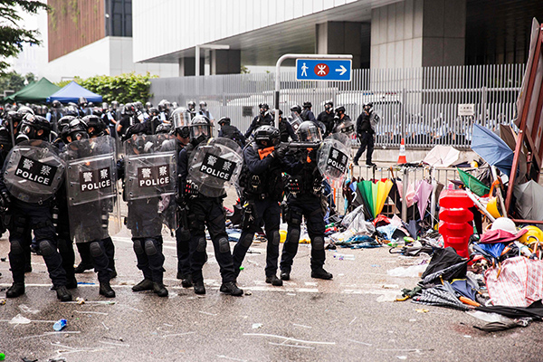 Cina, scoppia la rivolta a Hong Kong. La polizia carica. Tonfo della Borsa Cina, scoppia la rivolta a Hong Kong. La polizia carica. Tonfo della Borsa