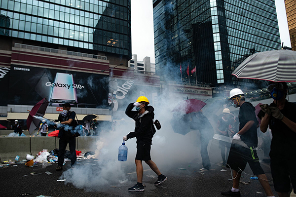 Cina, scoppia la rivolta a Hong Kong. La polizia carica. Tonfo della Borsa Cina, scoppia la rivolta a Hong Kong. La polizia carica. Tonfo della Borsa