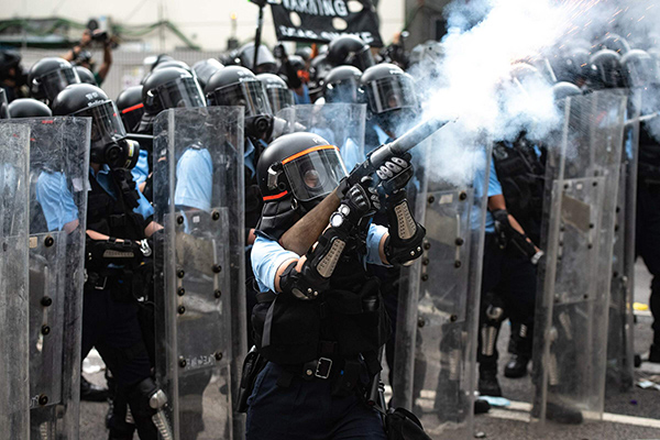Cina, scoppia la rivolta a Hong Kong. La polizia carica. Tonfo della Borsa Cina, scoppia la rivolta a Hong Kong. La polizia carica. Tonfo della Borsa