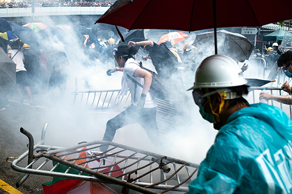 Cina, scoppia la rivolta a Hong Kong. La polizia carica. Tonfo della Borsa Cina, scoppia la rivolta a Hong Kong. La polizia carica. Tonfo della Borsa