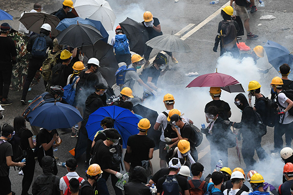 Cina, scoppia la rivolta a Hong Kong. La polizia carica. Tonfo della Borsa Cina, scoppia la rivolta a Hong Kong. La polizia carica. Tonfo della Borsa