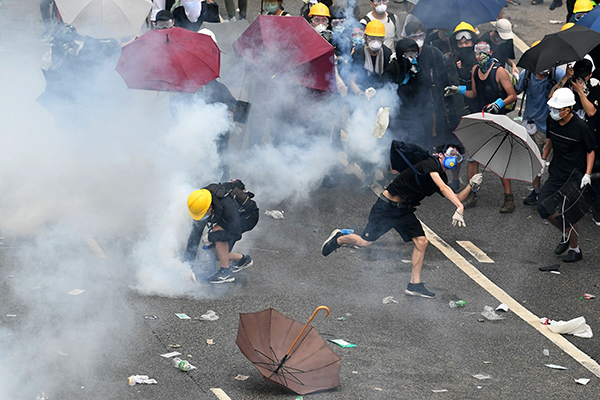 Cina, scoppia la rivolta a Hong Kong. La polizia carica. Tonfo della Borsa Cina, scoppia la rivolta a Hong Kong. La polizia carica. Tonfo della Borsa