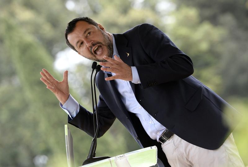 Emergenza rifiuti, Salvini punge la Raggi: “A Roma gabbiani grandi come F35” Emergenza rifiuti, Salvini punge la Raggi: “A Roma gabbiani grandi come F35”