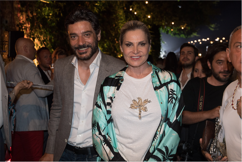 Galleria foto 'Pitti: con Simona Ventura e Mahmood la sfilata di Mulish colora di luci l’Arno' - foto 1