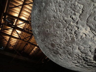 Un’enorme luna in Cozzi e blogger con snowboard, Milano ha bisogno di bellezza