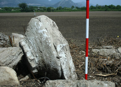 Paestum, venuti alla luce capitelli, triglifi e colonne di un edificio dorico