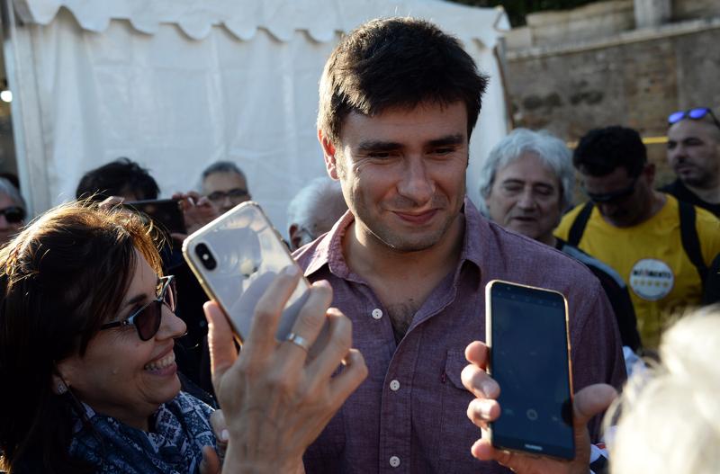 Di Battista contro Salvini e Di Maio, nel M5S lo accusano: ci usi per i soldi Di Battista contro Salvini e Di Maio, nel M5S lo accusano: ci usi per i soldi