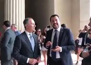 Salvini scivola sulla scalinata di Rocky. Negli Usa conformismo senza felpa