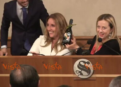 Meloni riceve in regalo bottiglia personalizzata di Valdobbiadene docg