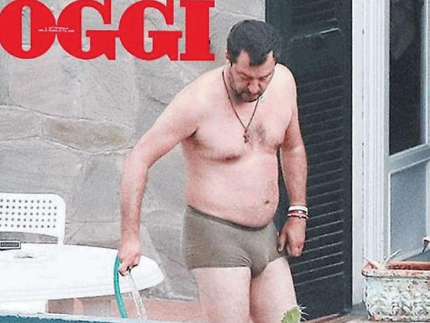 Matteo Salvini giardiniere in mutande. Poi arriva Francesca Verdini e… FOTO