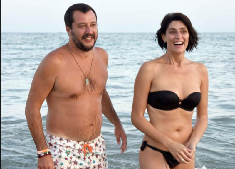 Matteo Salvini giardiniere in mutande. Poi arriva Francesca Verdini e… FOTO