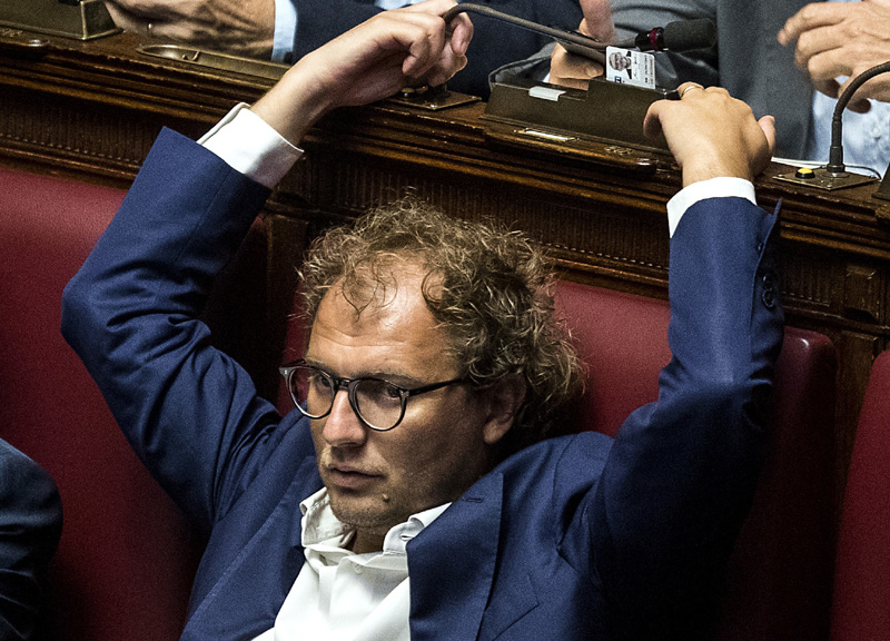 Csm, rapporti anche Lotti-Eni. L’azienda: “Mai carte da Descalzi su Ielo” Csm, rapporti anche Lotti-Eni. L’azienda: “Mai carte da Descalzi su Ielo”