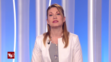 Bufera su crocifisso indosso a giornalista tg2. Salvini: “Follia radical chic”
