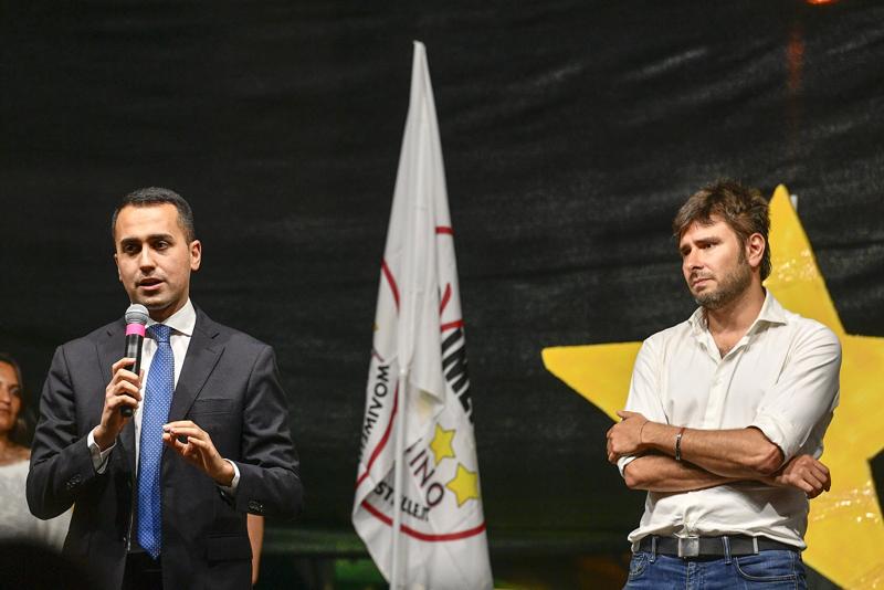 Di Maio,ira sul libro di Di Battista: Burocrati nei ministeri? Sono incazzato” Di Maio,ira sul libro di Di Battista: Burocrati nei ministeri? Sono incazzato”
